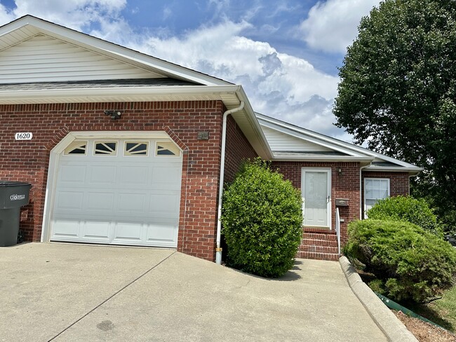 Building Photo - 1620 Ridgecrest Dr