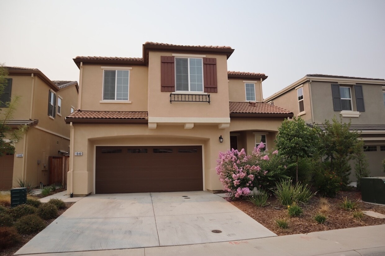 Primary Photo - 1040 Oakbriar Cir