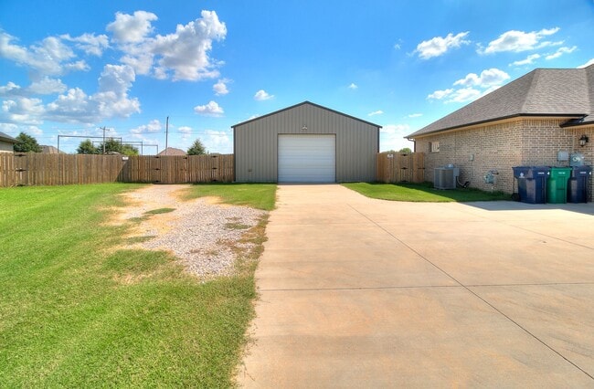 Foto del edificio - 3 Bed, 2 Bath Home with Huge 20x140 Ft Wor...