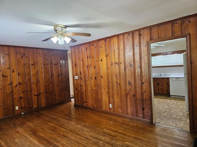 Foto del edificio - Don't Miss this 2 bedroom with Garage, Lar...