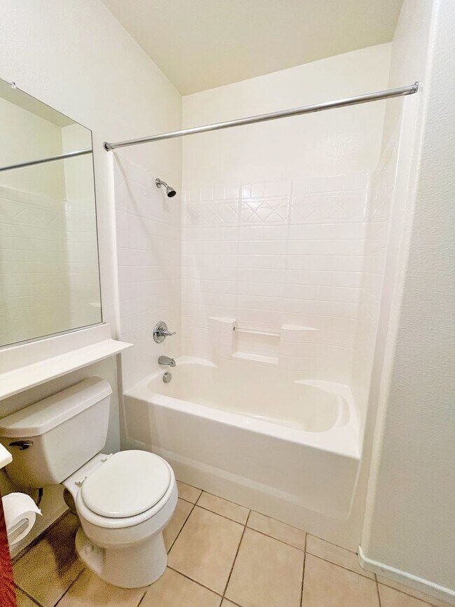 Foto del edificio - Cute 2 story home in Natomas, 2 master bed...