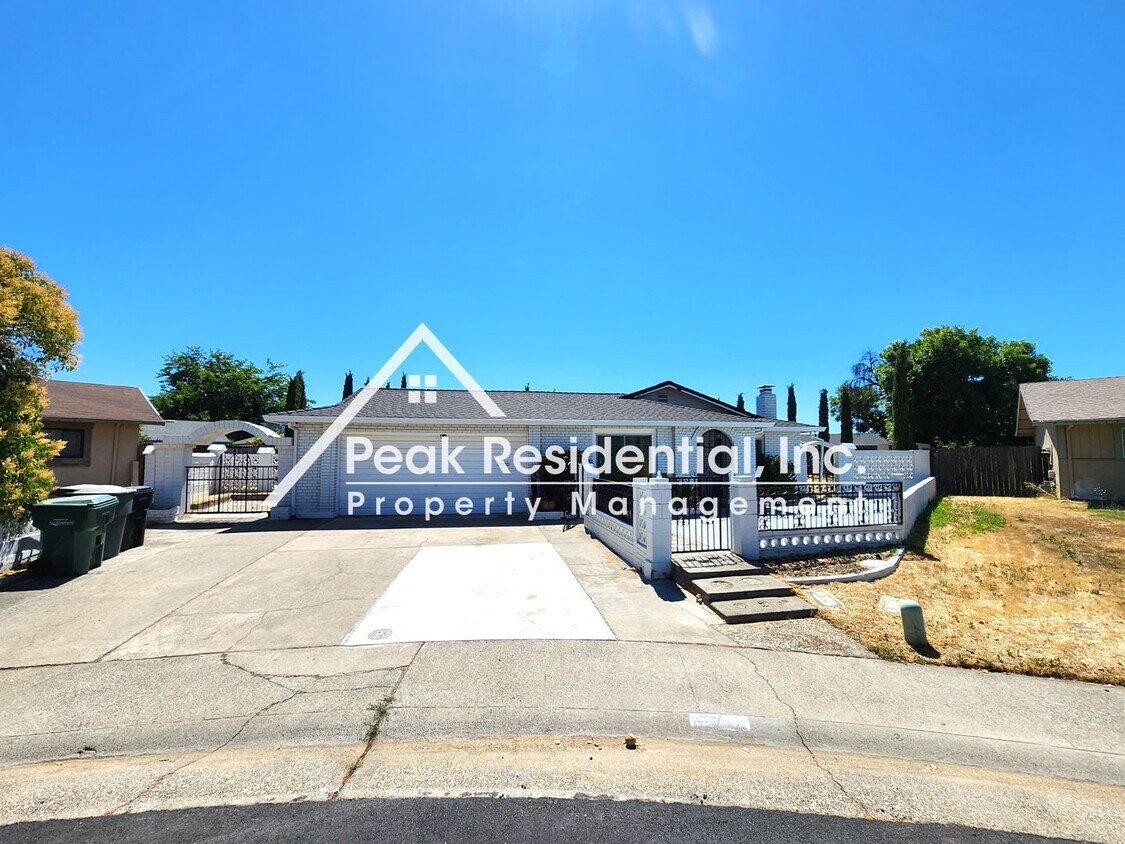 Foto principal - Wonderful 3bd/2ba Home with 2 Car Garage!