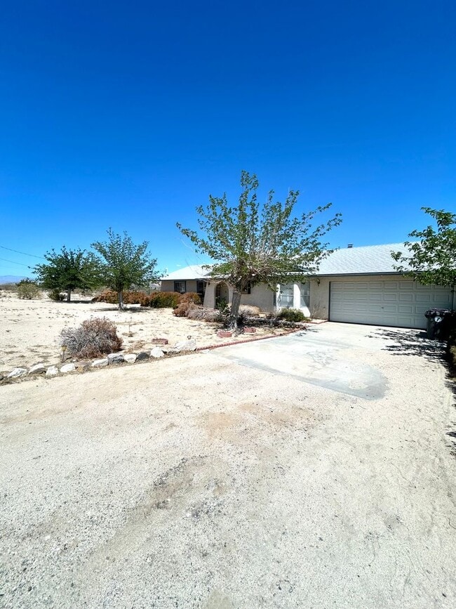 Building Photo - Serene 3 Bedroom 1.5 Bath with Pool and Solar