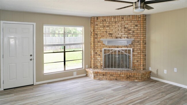 Building Photo - 7323 Woodoak Dr