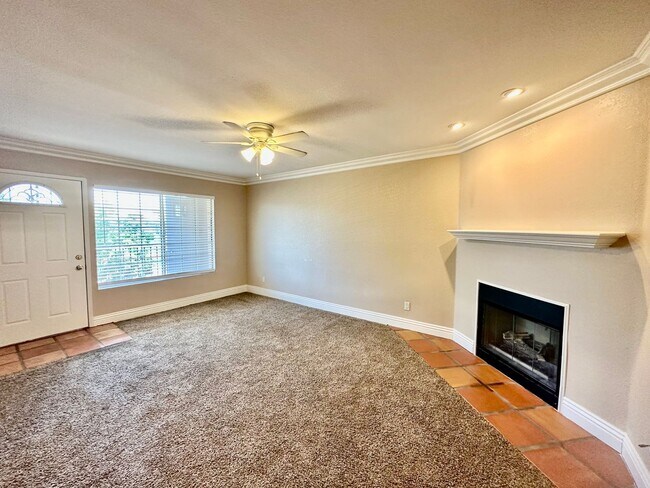 Foto del edificio - Bright 2nd floor Condo in Rolando near SDS...