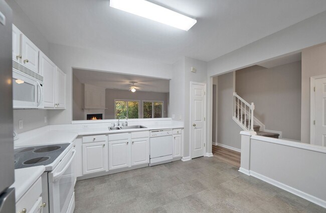 Building Photo - 3 Bedroom Townhouse in Morrisville Brecken...