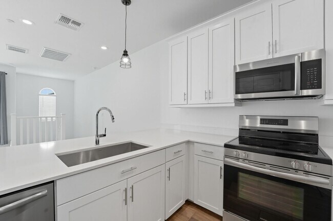 Foto del edificio - Like new Luxurious Modern townhome with 2 Master Suits in Warner Meadows!