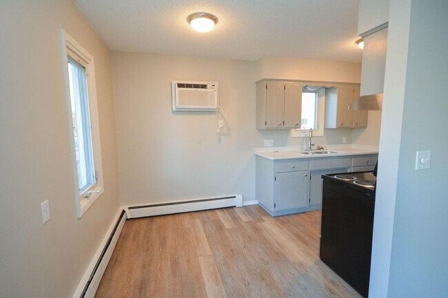 Eat-in Kitchen - 504 14th St SE