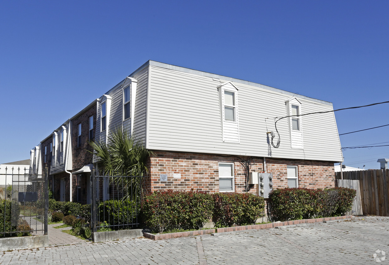 Primary Photo - Azalea-Ridge-Condominiums