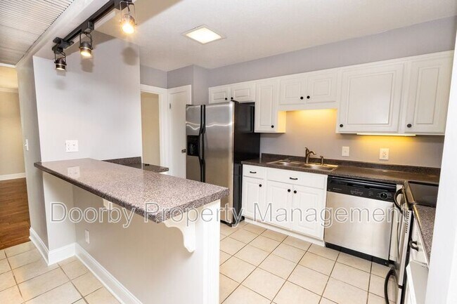 Building Photo - 568 River St