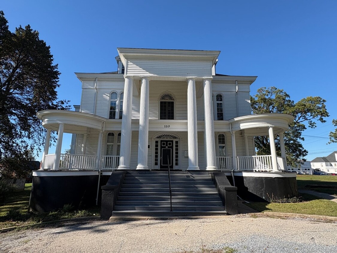 Primary Photo - Apartment located inside beautiful historcal home in Lynchburg!