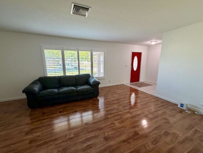 Building Photo - 147 Sunflower Cir
