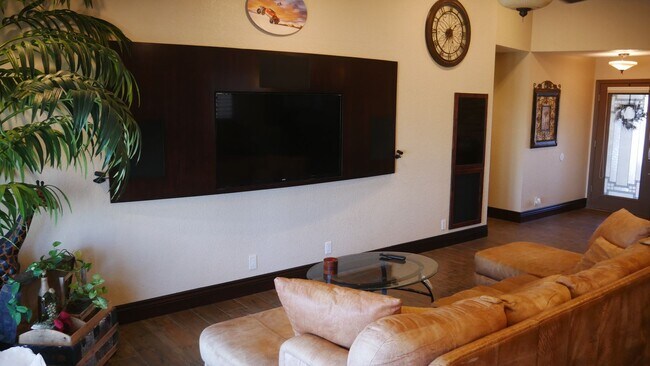 Building Photo - MUST SEE! Beautiful Winter Rental with Wat...