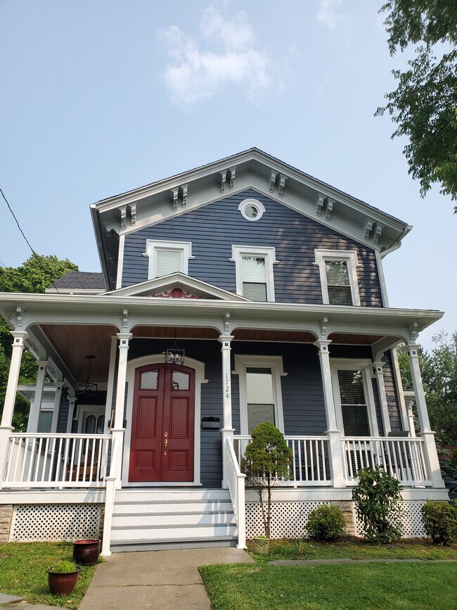 Avenida Monsey - 1724 Monsey Ave