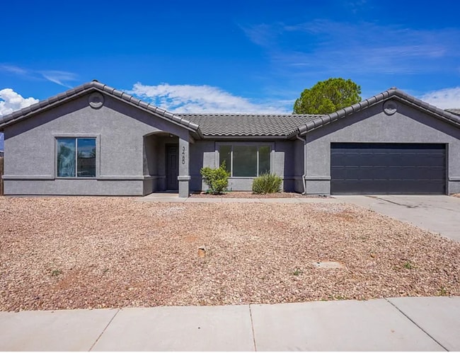 Building Photo - Adorable 2 Bedroom Hurricane Home! Pet Friendly!