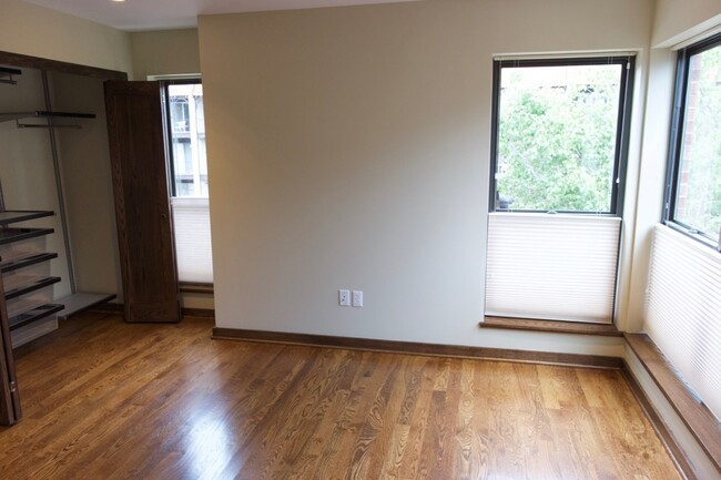 Building Photo - 4 bed / 4.5 bath flat in South Plaza overl...