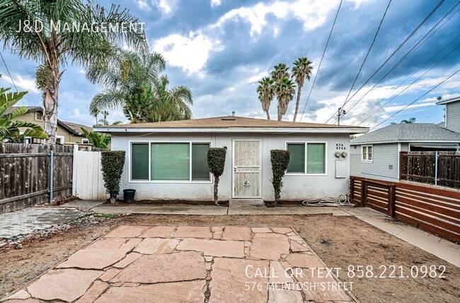 Foto del edificio - Renovated Duplex w/ Parking and Fenced Yard