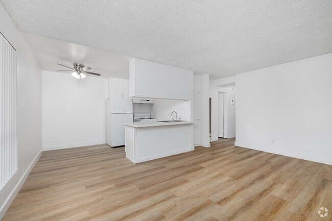 2BD, 1BA - 770SF - Living Room - University Manor