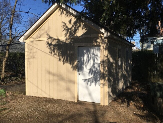 Building Photo - 708 N Maple St