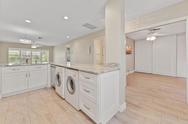 Foto del edificio - 13745 Flora Pl