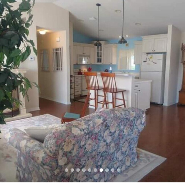 Cocina abierta a la sala de estar - 13635 SE 89th Ave