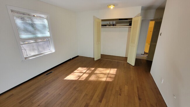 Dormitorio grande, suelo de arce nuevo - 3705 Winchell Ave