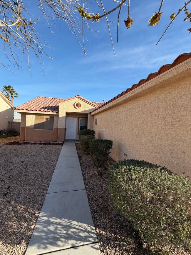 Foto del edificio - 3 bedroom single story home with no HOA