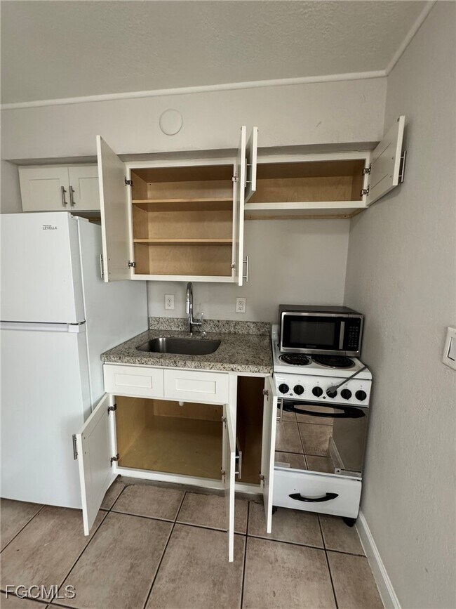 Foto del edificio - 2452 Stella St