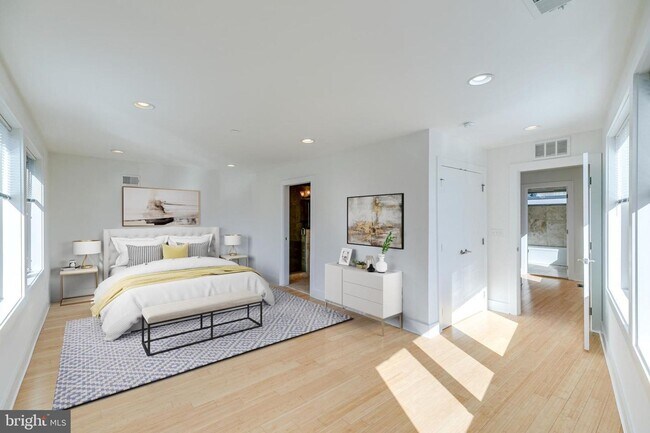 Building Photo - Queen Village Townhome with Parking