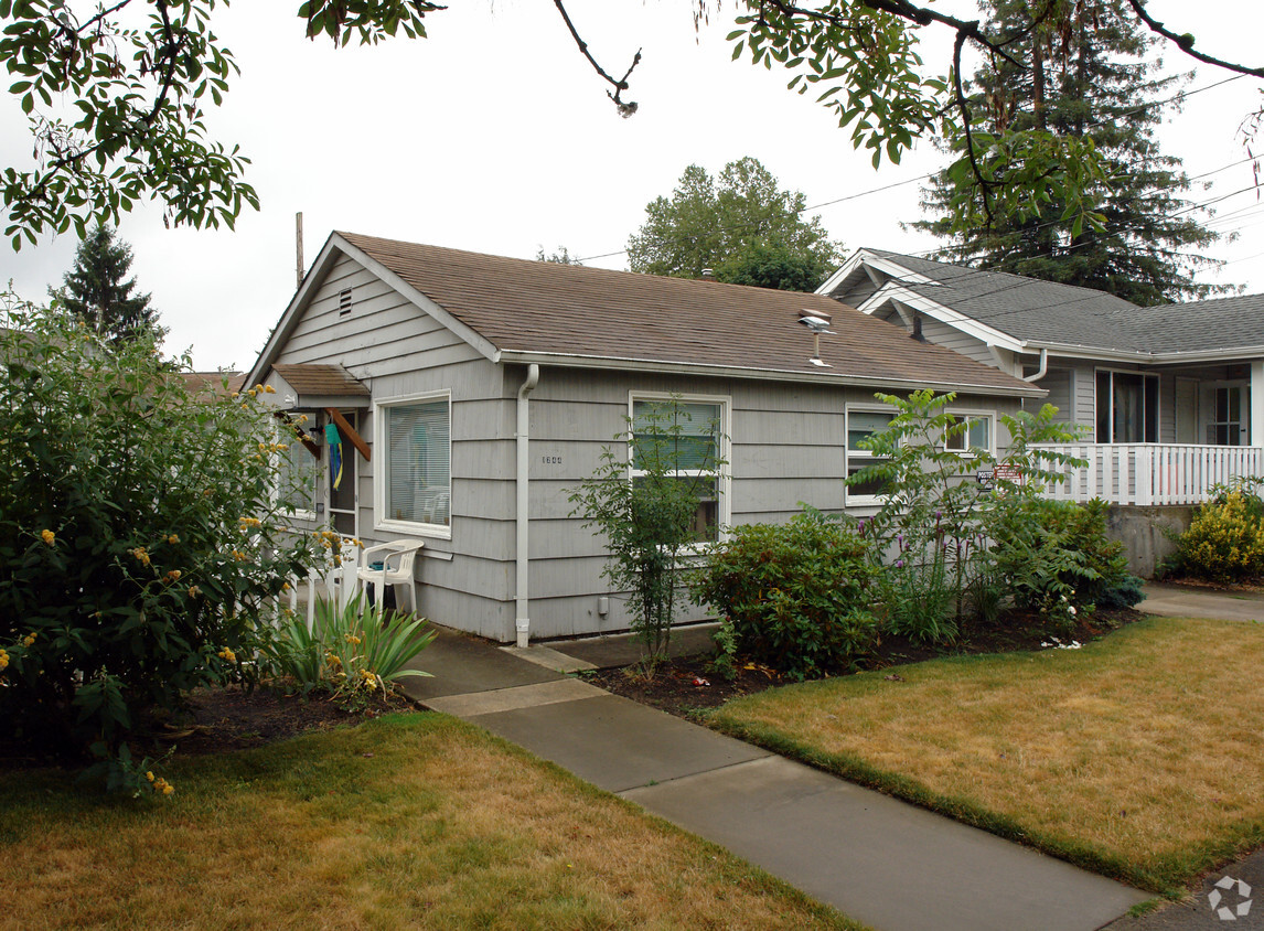 Building Photo - Highland Cottages