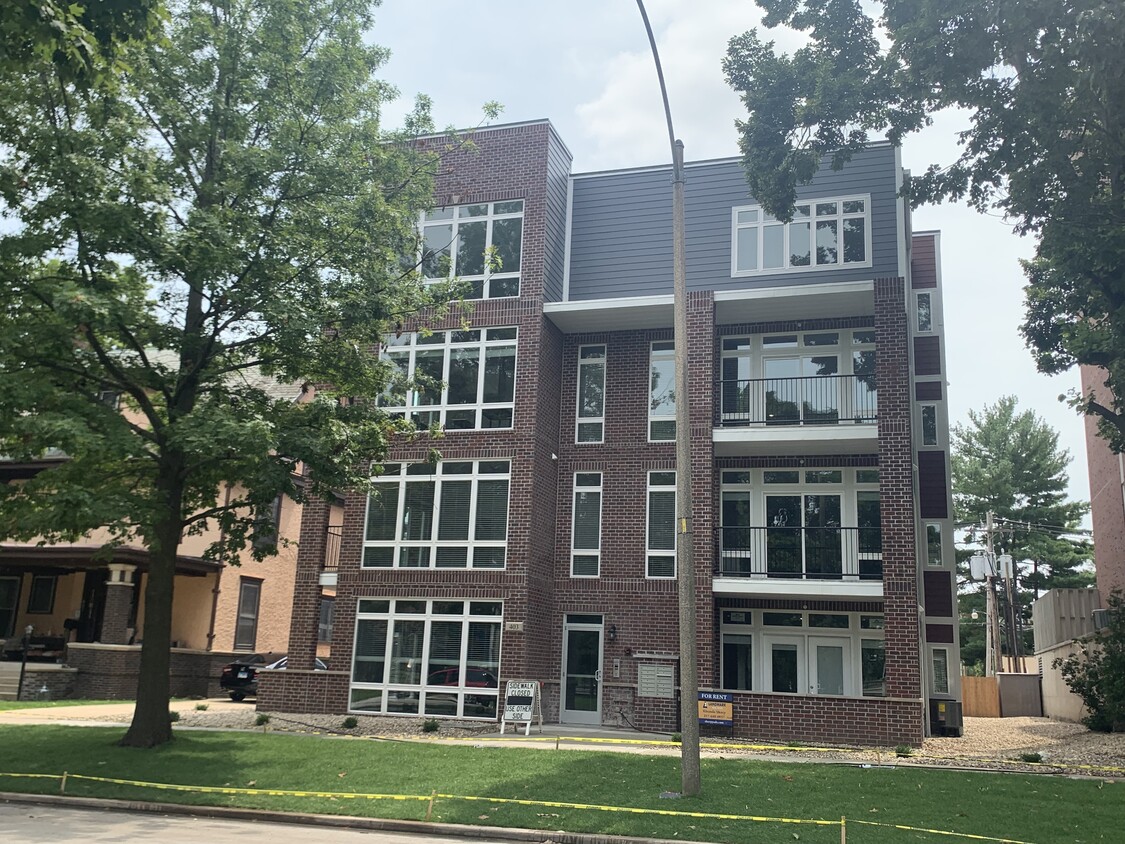 Primary Photo - 403 W University Ave