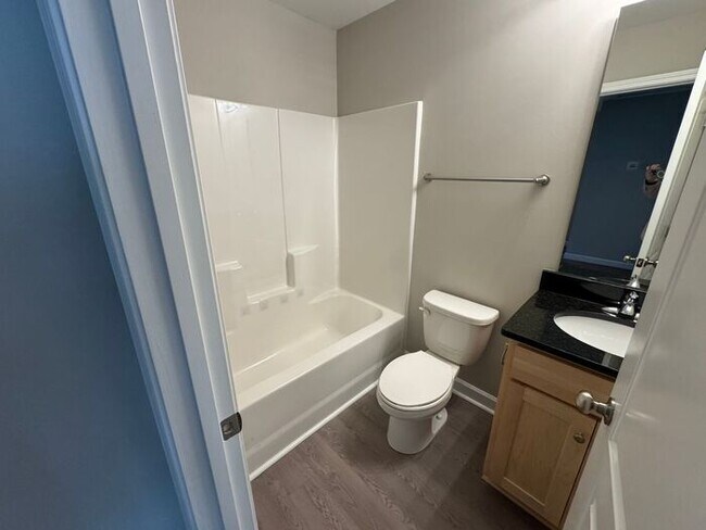 Foto del edificio - Nice Town Home near hospital in Concord.