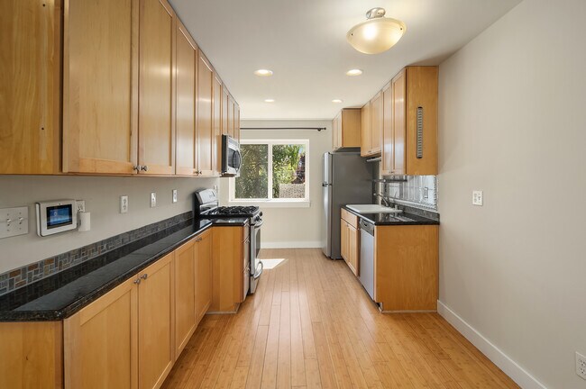 Building Photo - 737 S Homer St