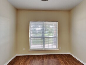 Building Photo - 1101 Shadow Glenn Dr