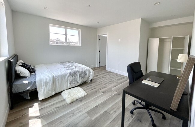 Interior Photo - MH 1314 W 35th Pl