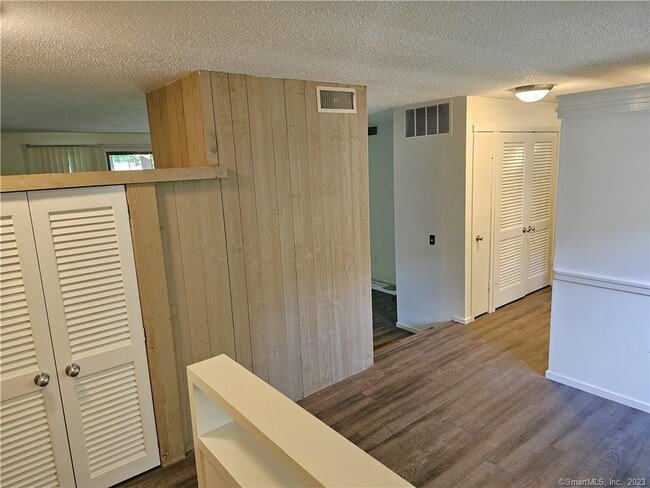 Building Photo - 32 Crocus Ln