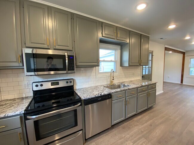 Kitchen - 3868 Starr St