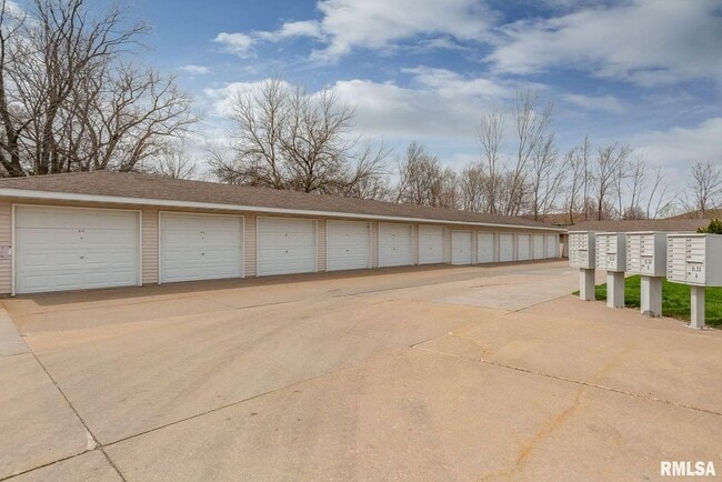 Building Photo - 4600 Grand Ave