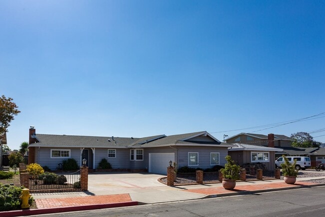Building Photo - La Mesa Charmer with Mount Helix Views!