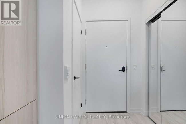 Building Photo - 215 Lakeshore Rd W