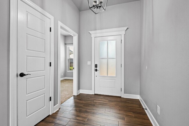 Foto del edificio - Spacious 4-Bedroom Home with Open Layout, Modern Upgrades & Fenced Yard!