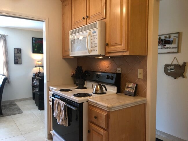 Building Photo - 1064 Fremont St