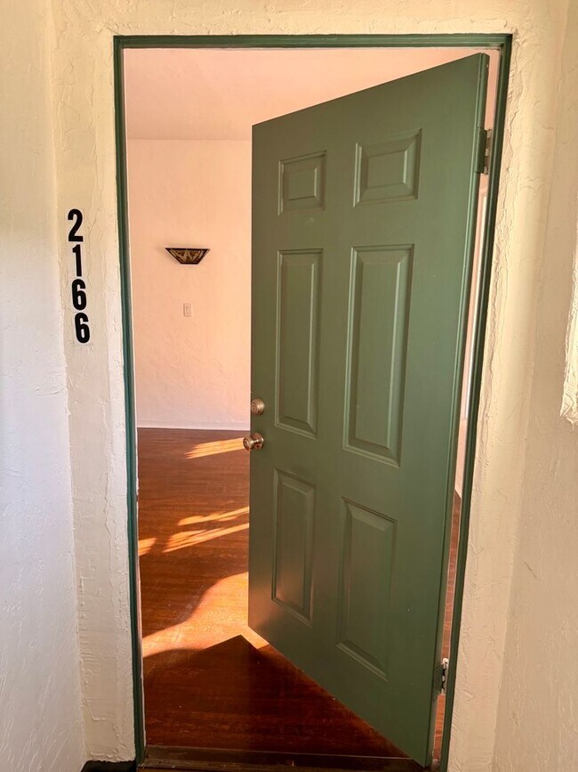 Foto del edificio - 2166 Beachwood Terrace