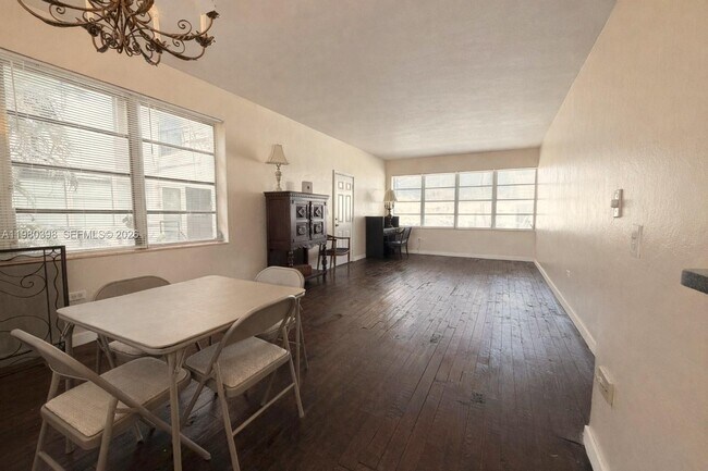 Foto del edificio - 4710 Pine Tree Dr