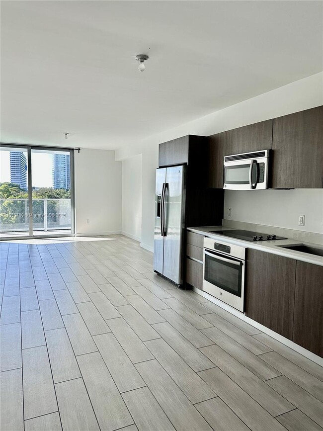 Building Photo - 1600 SW 1st Ave