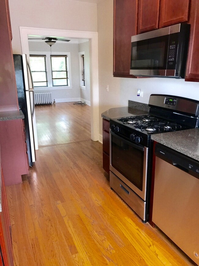 Building Photo - 904 S Elmwood Ave