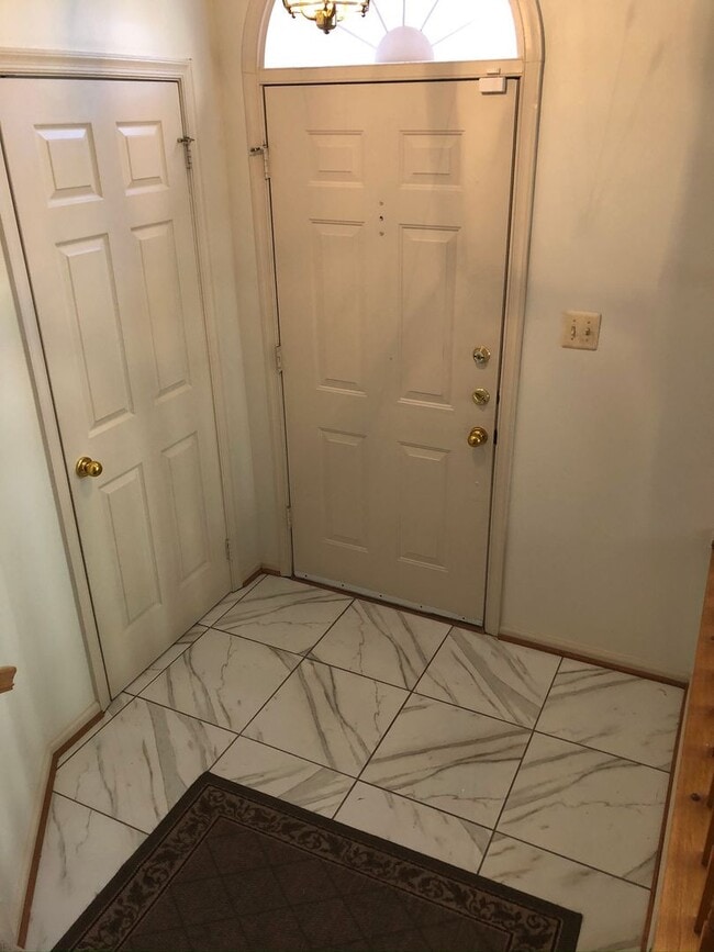 Building Photo - Spacious Townhome, Great Location!