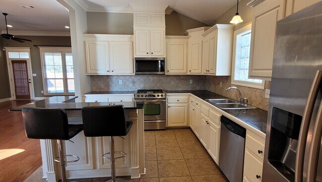 Foto del edificio - Spacious 3 bedroom plus office in Springla...