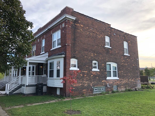 Building Photo - 5013 Vermont St