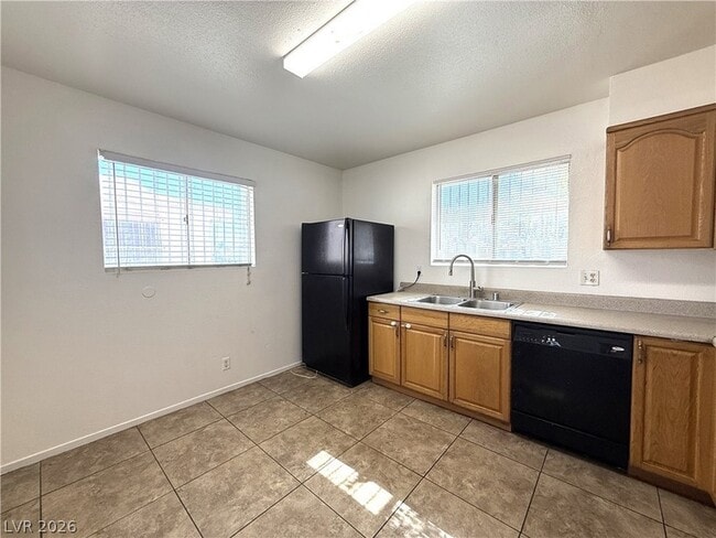 Building Photo - 2220 La Sombra St